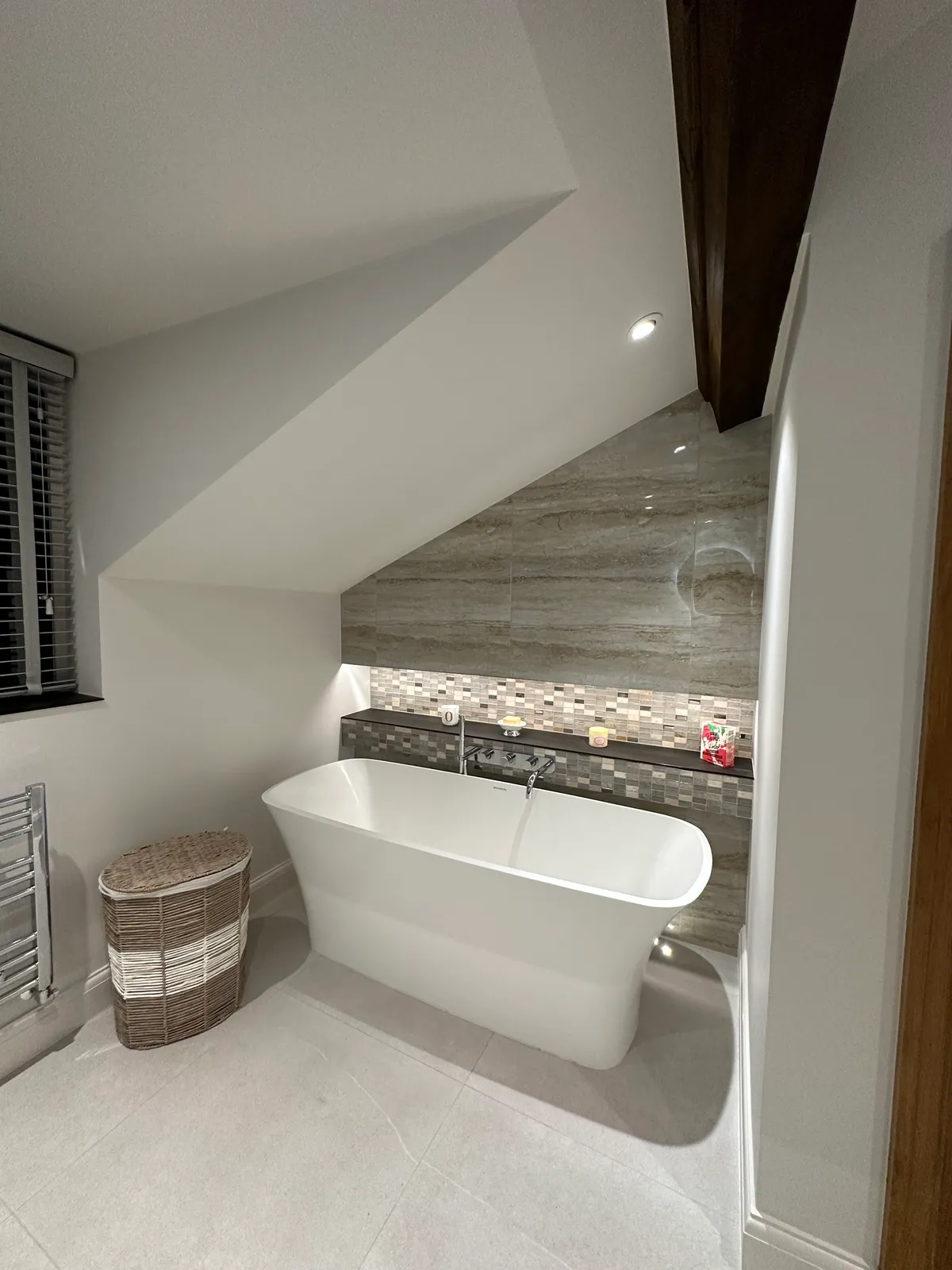 Mosaic tiled bath niche